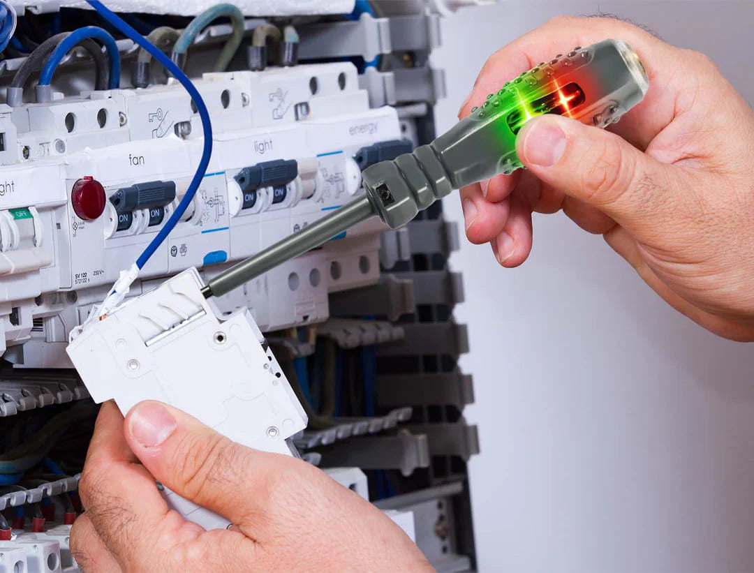 Многофункциональная отвертка-тестер напряжения с двумя встроенными головками